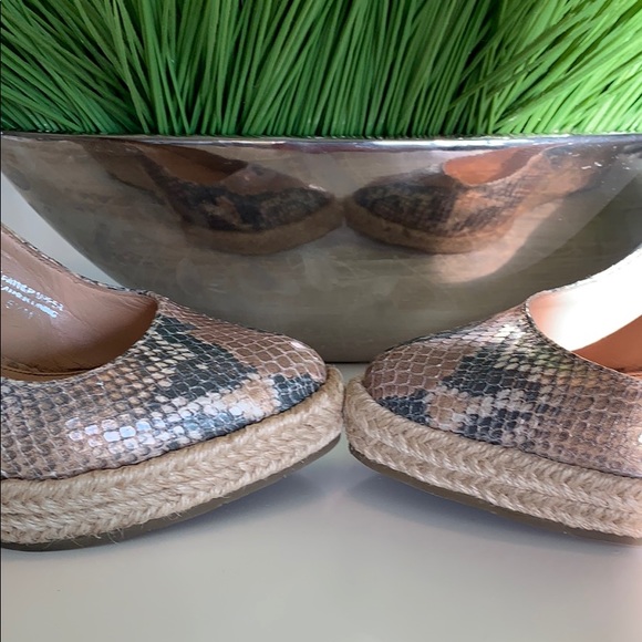 Via Spiga leather snake print wedge heel. - Picture 6 of 8